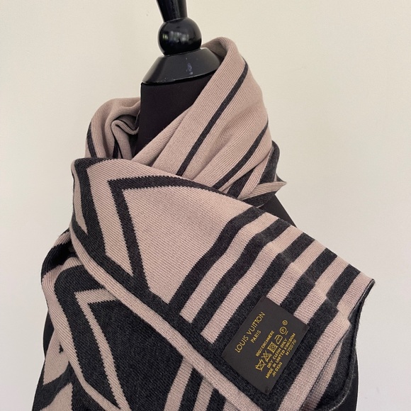 Louis Vuitton Scarf Cashmere Reversible Wrap - Picture 7 of 9